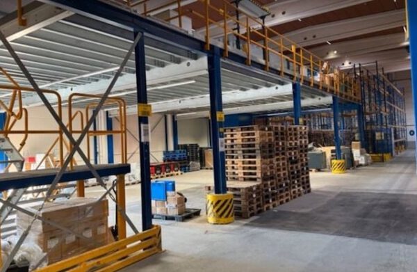 242m2 Stahlbau-Systembühne / Lagerbühne / Mezzanine, Jungheinrich, 800kg/m2, inkl. Aufzug, ca. 10,30m Spannweite – Bild 2