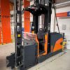 2 Stück SCHMALGANGSTAPLER, ca. 6m, bzw. 7,35m Hubhöhe, 1.100kg Traglast