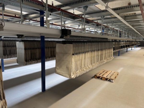 Poket Sorter System, Dürkopp, mit Taschenpuffer mit 13.000 Plätzen, gesamt über 40.000 Taschen, über 2KM Schienen, Weichen, Steigförderer, Steuerungsteile, Ersatzteilen – Bild 2