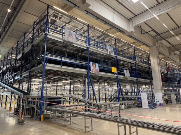 1, 2 oder 3 geschossige Systembau-Lagerbühne / Mezzanine, Profielnorm, Grundfläche Hauptbühne ca. 33 x 79m, bzw. 3.221 m2, 250kg/m2 