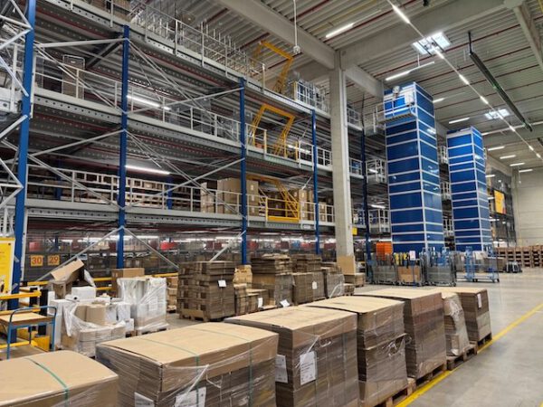 Picktower, 4 geschossige Fachbodenregalanlage, Nedcon, ca. 6.000m2 Grundfläche = gesamt ca. 24.000m2, Gesamt: 502.816 Kistenstellplätze Kisten / Karton in 60x40cm!