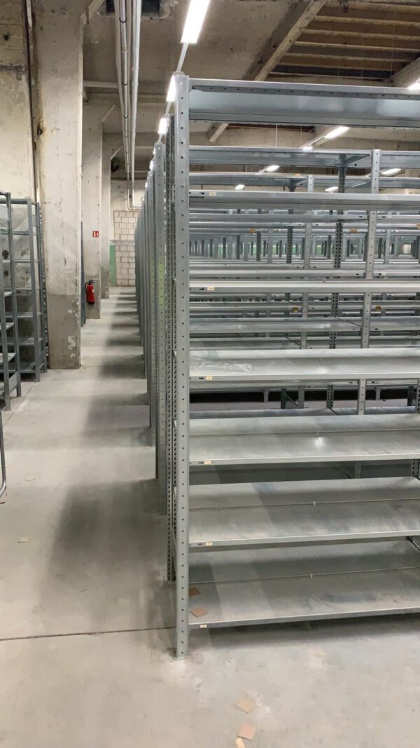 Fachbodenregale, ca. 315 Felder, 150kg / Boden, ideal für Aktenordnerlagerung da mit Mittelsteg der das durchschieben verhindert – gebraucht - : – Bild 3