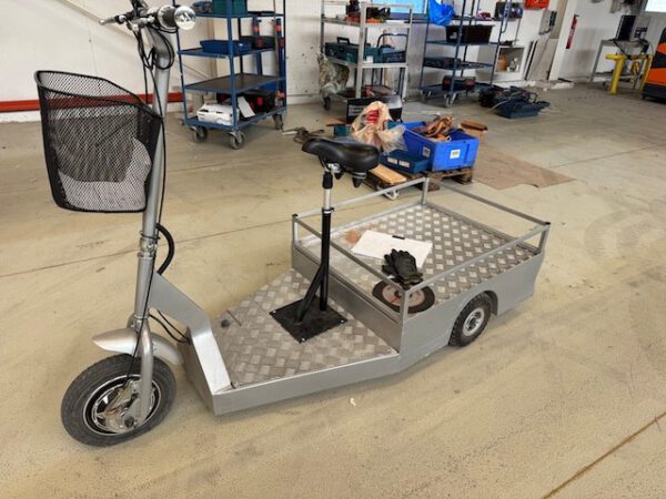 Elektro 3 Rad-Roller mit Sitz, für innerbetrieblichen Transport einer Person plus kleineren Gegenständen – Bild 2