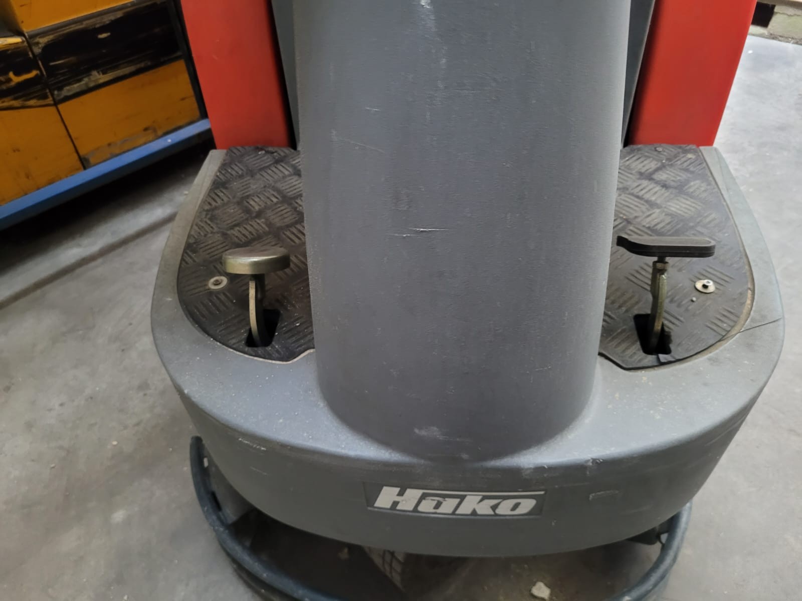 Aufsitz-Scheuersaugmaschine Hakomatic B 750 R lagertechnik Aufsitz-Scheuersaugmaschine Hakomatic B 750 R – Bild 12