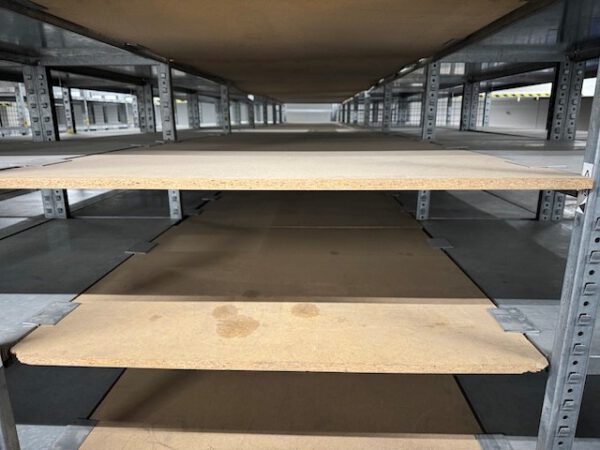 3 stöckige Fachbodenregalanlagen, SSI Schäfer R2000, Maße der Fachböden 1m x 40cm, 50cm und 70cm, ca. 1.233 Felder mit angebauter Stahlbaubühne – Bild 118