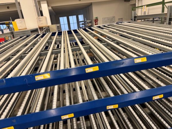 1 Feld Durchlaufregal mit 4 Ebenen für Kisten / Kartons, Bereitstellregal / Röllchenregal, Jungheinrich – Bild 13