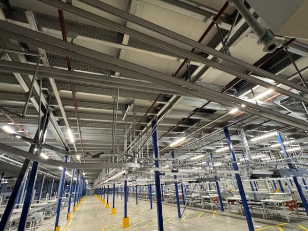 Poket Sorter System, Dürkopp, mit Taschenpuffer mit 13.000 Plätzen, gesamt über 40.000 Taschen, über 2KM Schienen, Weichen, Steigförderer, Steuerungsteile, Ersatzteilen – Bild 13