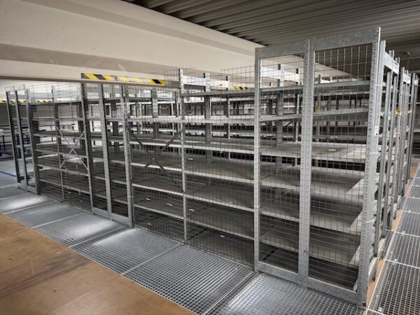 3 stöckige Fachbodenregalanlagen, SSI Schäfer R2000, Maße der Fachböden 1m x 40cm, 50cm und 70cm, ca. 1.233 Felder mit angebauter Stahlbaubühne – Bild 125