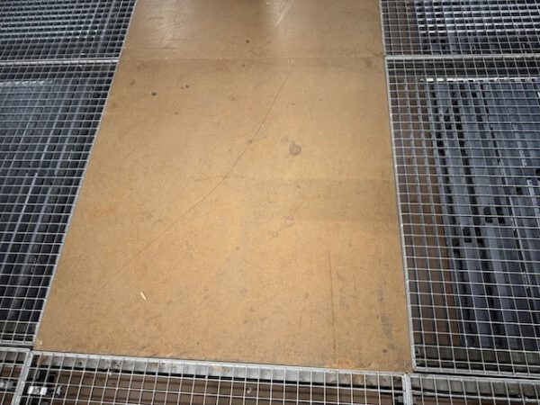 3 stöckige Fachbodenregalanlagen, SSI Schäfer R2000, Maße der Fachböden 1m x 40cm, 50cm und 70cm, ca. 1.233 Felder mit angebauter Stahlbaubühne – Bild 126