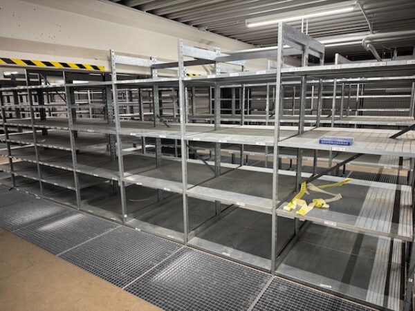 3 stöckige Fachbodenregalanlagen, SSI Schäfer R2000, Maße der Fachböden 1m x 40cm, 50cm und 70cm, ca. 1.233 Felder mit angebauter Stahlbaubühne – Bild 129