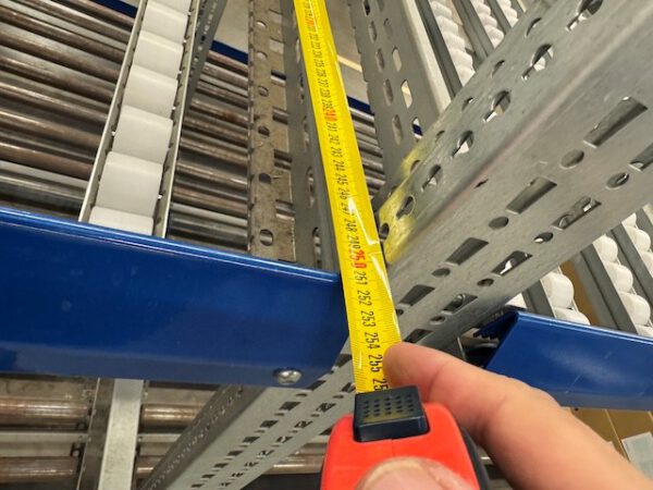 2x 7 Felder Palettendurchlaufregale mit 1 Durchlaufebene für Kisten / Kartons und einer Ablageebene für Paletten, Jungheinrich – Bild 14