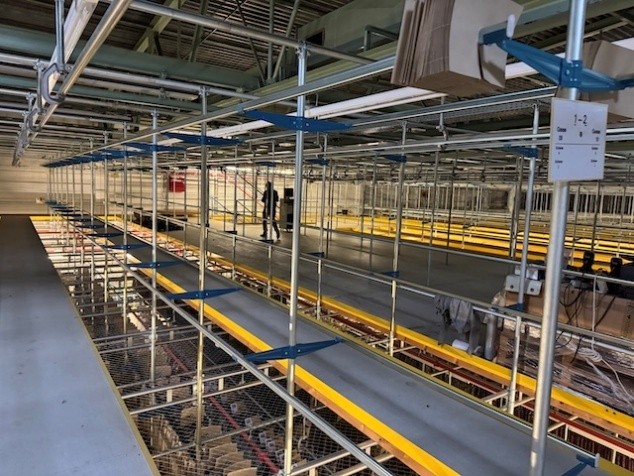 Statisches Hängetextillager, Rundrohrhängebahn, Meiko, ca. 5.000m statische Lagerschienen, ca. 3.600m Trolleysschienen, ca. 1.200 Trolleys, 3 Etagen, inkl. 2.852 m2 Lagerbühne in der Grundfläche, Gesamtfläche ca. 8.556m2 - lagertechnik Statisches Hängetextillager, Rundrohrhängebahn, Meiko, ca. 5.000m statische Lagerschienen, ca. 3.600m Trolleysschienen, ca. 1.200 Trolleys, 3 Etagen, inkl. 2.852 m2 Lagerbühne in der Grundfläche, Gesamtfläche ca. 8.556m2 - – Bild 15