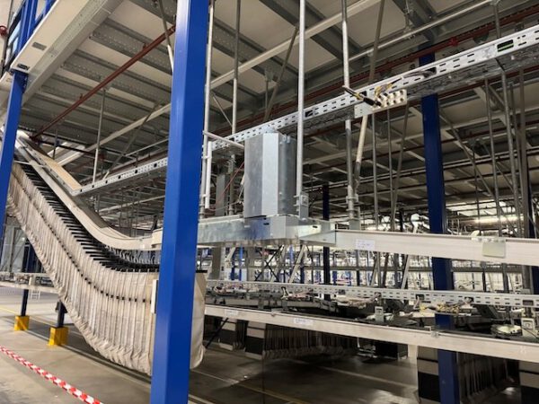 Poket Sorter System, Dürkopp, mit Taschenpuffer mit 13.000 Plätzen, gesamt über 40.000 Taschen, über 2KM Schienen, Weichen, Steigförderer, Steuerungsteile, Ersatzteilen – Bild 16