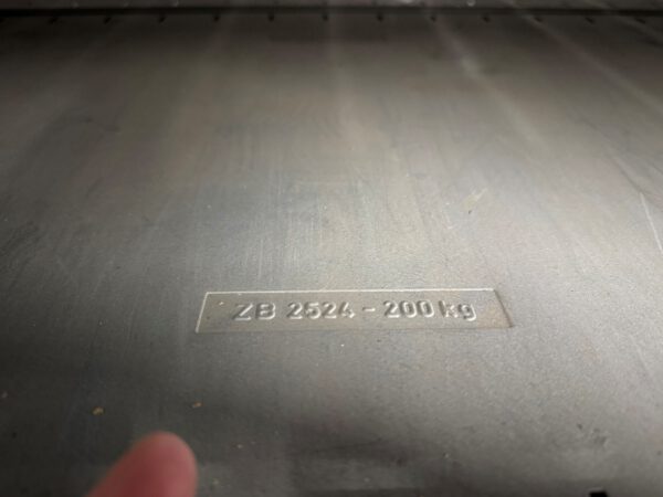 3 stöckige Fachbodenregalanlagen, SSI Schäfer R2000, Maße der Fachböden 1m x 40cm, 50cm und 70cm, ca. 1.233 Felder mit angebauter Stahlbaubühne – Bild 160