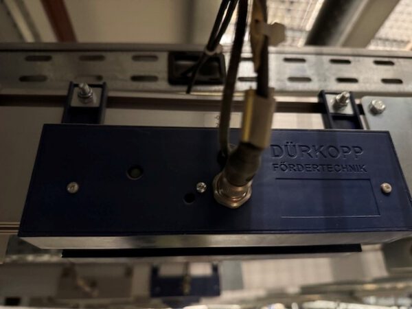 Poket Sorter System, Dürkopp, mit Taschenpuffer mit 13.000 Plätzen, gesamt über 40.000 Taschen, über 2KM Schienen, Weichen, Steigförderer, Steuerungsteile, Ersatzteilen – Bild 17