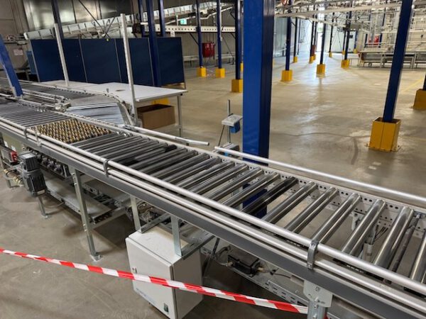 560m angetriebene Kartonförderstrecke, Knapp, mit „kleinem Sorter“ 10 Ausschleusepunkten am Ende – Bild 18
