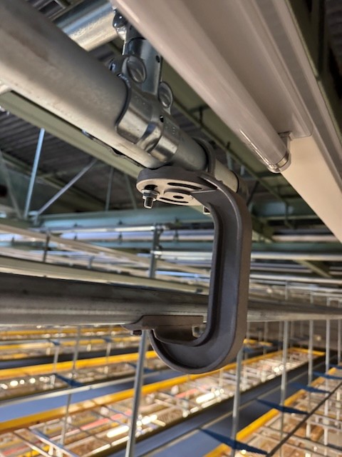 Statisches Hängetextillager, Rundrohrhängebahn, Meiko, ca. 5.000m statische Lagerschienen, ca. 3.600m Trolleysschienen, ca. 1.200 Trolleys, 3 Etagen, inkl. 2.852 m2 Lagerbühne in der Grundfläche, Gesamtfläche ca. 8.556m2 - lagertechnik Statisches Hängetextillager, Rundrohrhängebahn, Meiko, ca. 5.000m statische Lagerschienen, ca. 3.600m Trolleysschienen, ca. 1.200 Trolleys, 3 Etagen, inkl. 2.852 m2 Lagerbühne in der Grundfläche, Gesamtfläche ca. 8.556m2 - – Bild 18