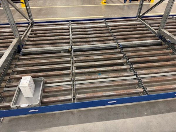 2x 7 Felder Palettendurchlaufregale mit 1 Durchlaufebene für Kisten / Kartons und einer Ablageebene für Paletten, Jungheinrich – Bild 19