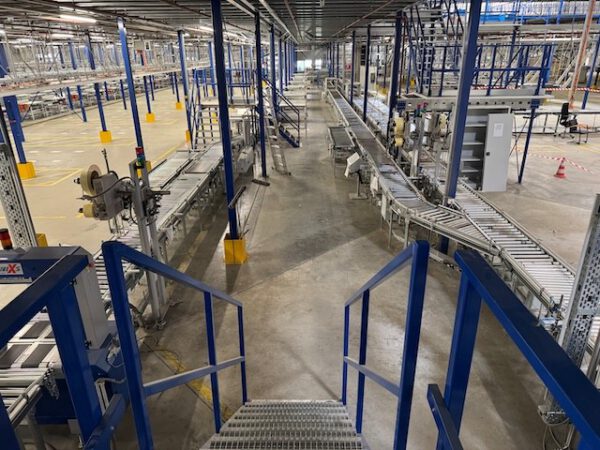 560m angetriebene Kartonförderstrecke, Knapp, mit „kleinem Sorter“ 10 Ausschleusepunkten am Ende – Bild 20