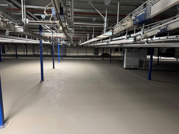 Poket Sorter System, Dürkopp, mit Taschenpuffer mit 13.000 Plätzen, gesamt über 40.000 Taschen, über 2KM Schienen, Weichen, Steigförderer, Steuerungsteile, Ersatzteilen – Bild 3