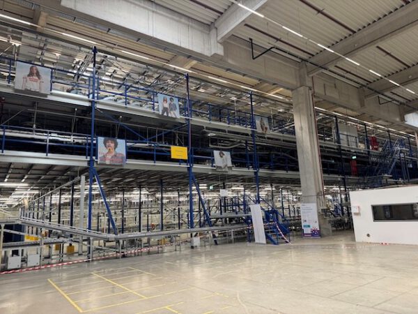 1, 2 oder 3 geschossige Systembau-Lagerbühne / Mezzanine, Profielnorm, Grundfläche Hauptbühne ca. 33 x 79m, bzw. 3.221 m2, 250kg/m2  – Bild 3