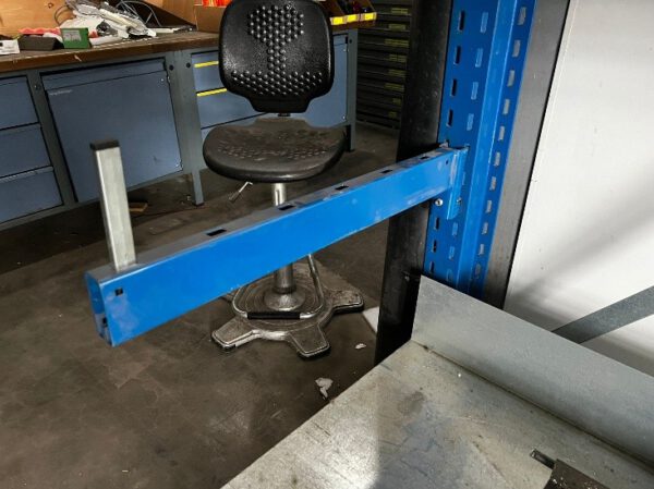 Kragarmregal für leichte Lasten, 5 Rahmen, ca. 8 Arme plus Fußebene pro Rahmen, 2,50m bzw. 3m Rahmenhöhe – Bild 2