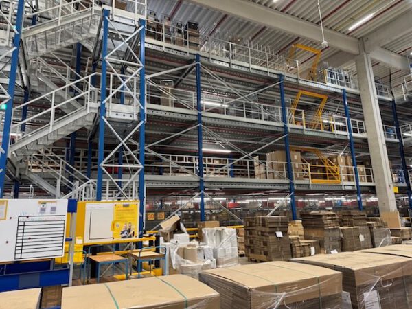 Picktower, 4 geschossige Fachbodenregalanlage, Nedcon, ca. 6.000m2 Grundfläche = gesamt ca. 24.000m2, Gesamt: 502.816 Kistenstellplätze Kisten / Karton in 60x40cm! – Bild 3