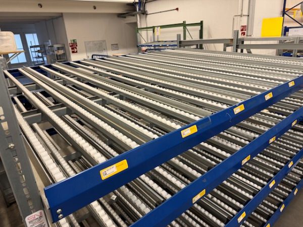 1 Feld Durchlaufregal mit 4 Ebenen für Kisten / Kartons, Bereitstellregal / Röllchenregal, Jungheinrich – Bild 3