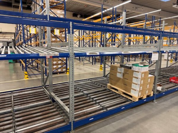 2x 7 Felder Palettendurchlaufregale mit 1 Durchlaufebene für Kisten / Kartons und einer Ablageebene für Paletten, Jungheinrich – Bild 3
