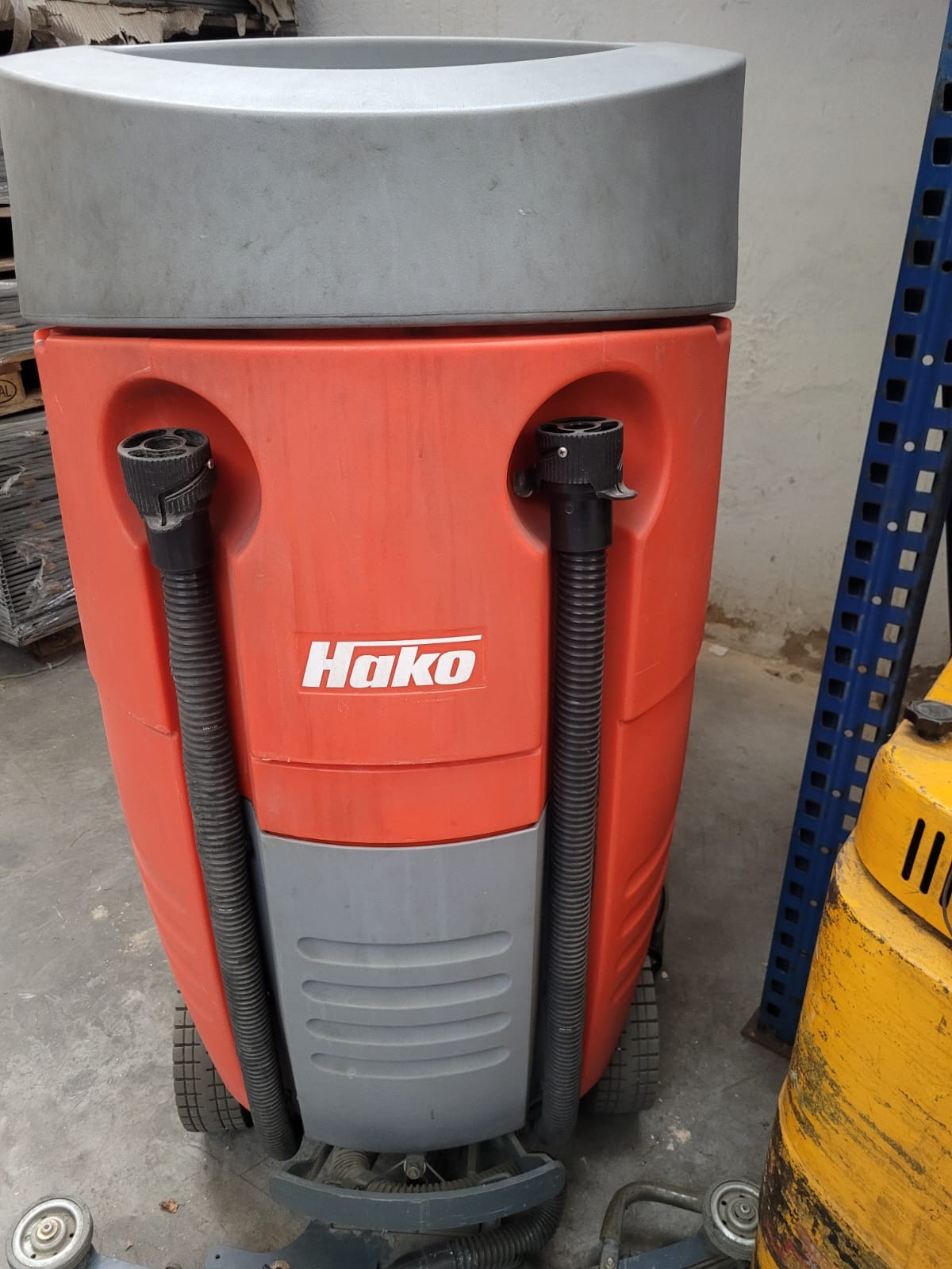 Aufsitz-Scheuersaugmaschine Hakomatic B 750 R lagertechnik Aufsitz-Scheuersaugmaschine Hakomatic B 750 R – Bild 3