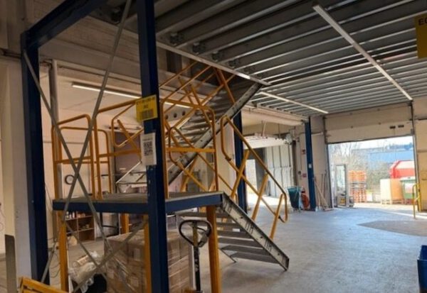 242m2 Stahlbau-Systembühne / Lagerbühne / Mezzanine, Jungheinrich, 800kg/m2, inkl. Aufzug, ca. 10,30m Spannweite – Bild 3