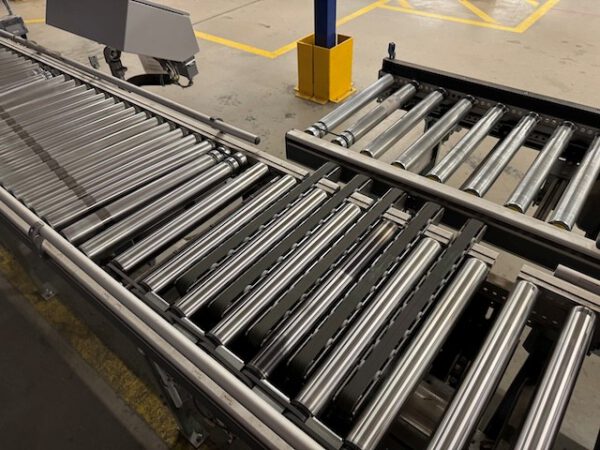 560m angetriebene Kartonförderstrecke, Knapp, mit „kleinem Sorter“ 10 Ausschleusepunkten am Ende – Bild 22