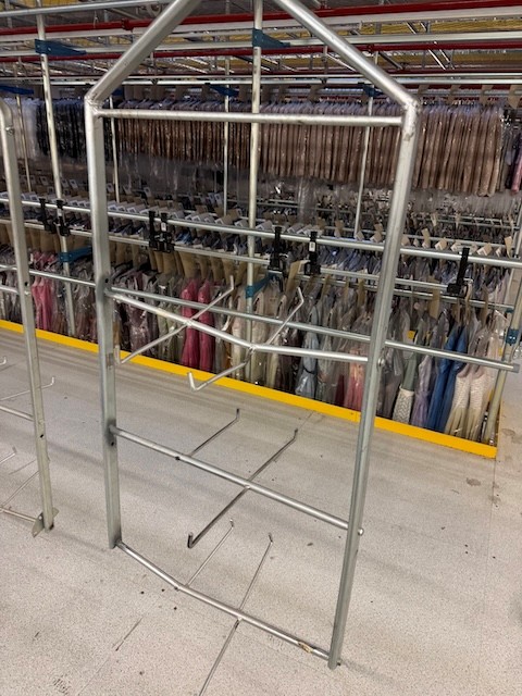 Statisches Hängetextillager, Rundrohrhängebahn, Meiko, ca. 5.000m statische Lagerschienen, ca. 3.600m Trolleysschienen, ca. 1.200 Trolleys, 3 Etagen, inkl. 2.852 m2 Lagerbühne in der Grundfläche, Gesamtfläche ca. 8.556m2 - lagertechnik Statisches Hängetextillager, Rundrohrhängebahn, Meiko, ca. 5.000m statische Lagerschienen, ca. 3.600m Trolleysschienen, ca. 1.200 Trolleys, 3 Etagen, inkl. 2.852 m2 Lagerbühne in der Grundfläche, Gesamtfläche ca. 8.556m2 - – Bild 22