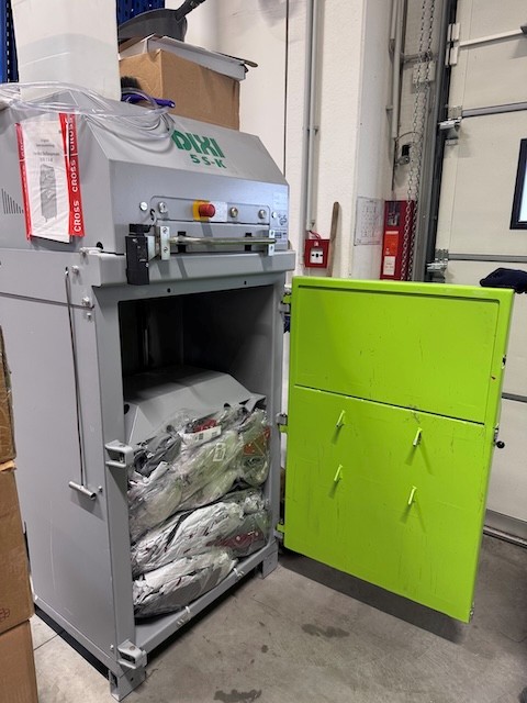 Ballenpressen, Dixi, Hydraulische Vertikal-Ballenpresse lagertechnik Ballenpressen, Dixi, Hydraulische Vertikal-Ballenpresse – Bild 9