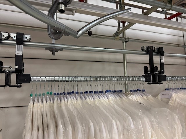 Statisches Hängetextillager, Rundrohrhängebahn, Meiko, ca. 5.000m statische Lagerschienen, ca. 3.600m Trolleysschienen, ca. 1.200 Trolleys, 3 Etagen, inkl. 2.852 m2 Lagerbühne in der Grundfläche, Gesamtfläche ca. 8.556m2 - lagertechnik Statisches Hängetextillager, Rundrohrhängebahn, Meiko, ca. 5.000m statische Lagerschienen, ca. 3.600m Trolleysschienen, ca. 1.200 Trolleys, 3 Etagen, inkl. 2.852 m2 Lagerbühne in der Grundfläche, Gesamtfläche ca. 8.556m2 - – Bild 24