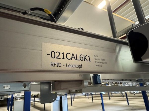 Poket Sorter System, Dürkopp, mit Taschenpuffer mit 13.000 Plätzen, gesamt über 40.000 Taschen, über 2KM Schienen, Weichen, Steigförderer, Steuerungsteile, Ersatzteilen – Bild 25