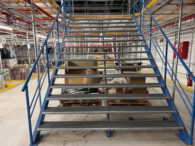 Statisches Hängetextillager, Rundrohrhängebahn, Meiko, ca. 5.000m statische Lagerschienen, ca. 3.600m Trolleysschienen, ca. 1.200 Trolleys, 3 Etagen, inkl. 2.852 m2 Lagerbühne in der Grundfläche, Gesamtfläche ca. 8.556m2 - lagertechnik Statisches Hängetextillager, Rundrohrhängebahn, Meiko, ca. 5.000m statische Lagerschienen, ca. 3.600m Trolleysschienen, ca. 1.200 Trolleys, 3 Etagen, inkl. 2.852 m2 Lagerbühne in der Grundfläche, Gesamtfläche ca. 8.556m2 - – Bild 27