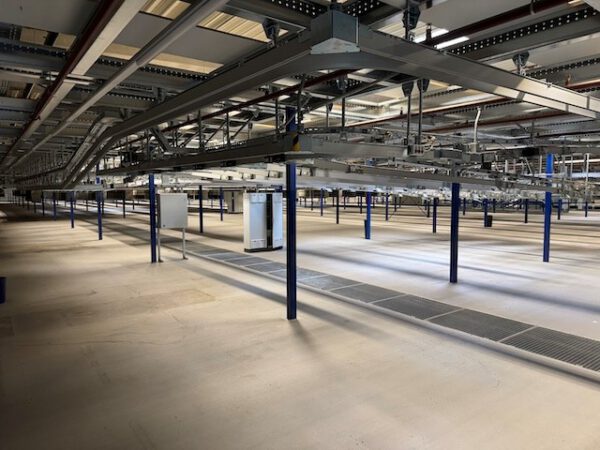 Poket Sorter System, Dürkopp, mit Taschenpuffer mit 13.000 Plätzen, gesamt über 40.000 Taschen, über 2KM Schienen, Weichen, Steigförderer, Steuerungsteile, Ersatzteilen – Bild 4