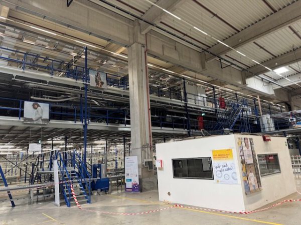 1, 2 oder 3 geschossige Systembau-Lagerbühne / Mezzanine, Profielnorm, Grundfläche Hauptbühne ca. 33 x 79m, bzw. 3.221 m2, 250kg/m2  – Bild 4