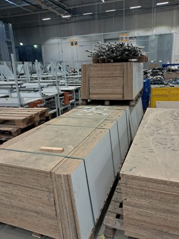 1.344m2 Spanplatten ca. 2400x700x16mm, eine Seite weiß beschichtet – Bild 4