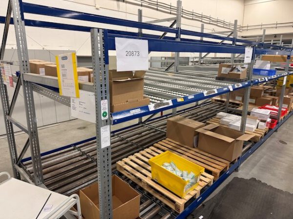 2x 7 Felder Palettendurchlaufregale mit 1 Durchlaufebene für Kisten / Kartons und einer Ablageebene für Paletten, Jungheinrich – Bild 4
