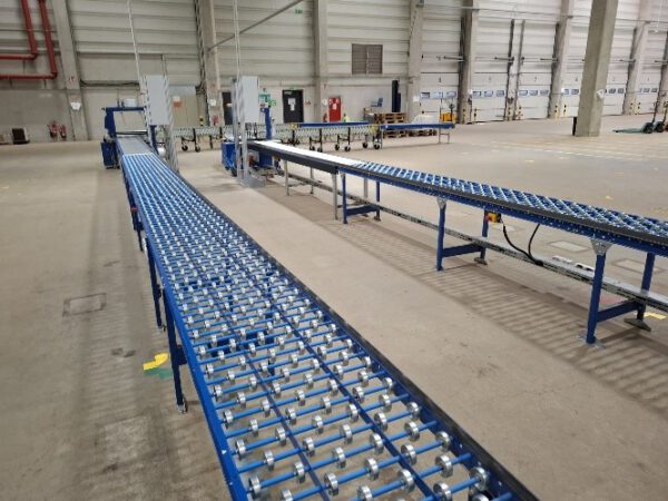 Fördertechnikanlage, AMI, ca. 69m angetrieben, plus 10m unangetrieben, plus 2 angetriebene Scherenrollenbahnen – Bild 4