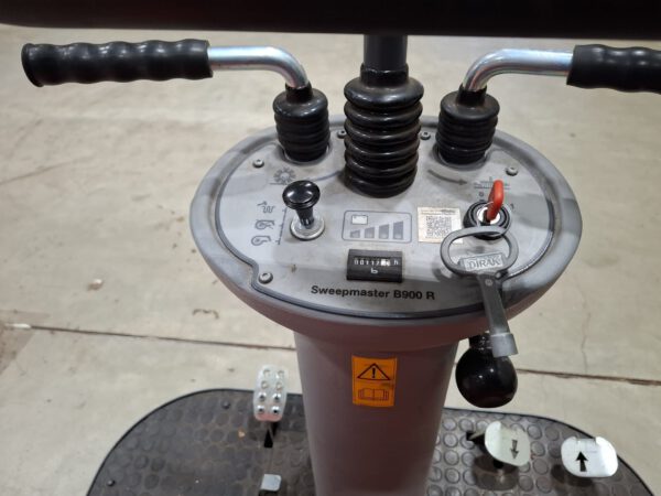 Ride-on-Kehrsaugmaschine, Hako, Sweepmaster B900 R, für mittlere Betriebsflächen – Bild 3