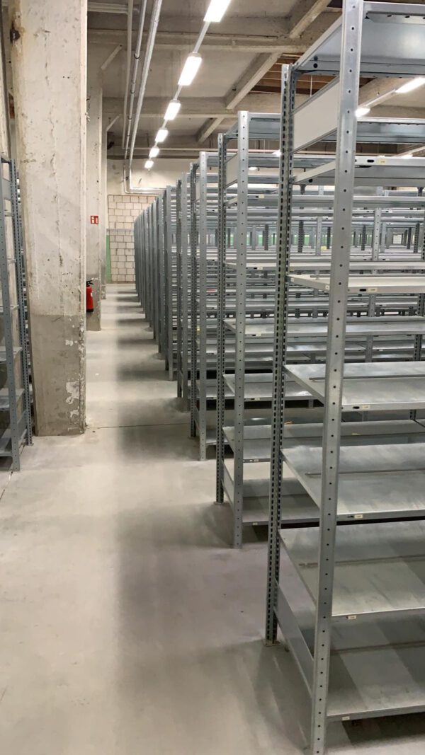 Fachbodenregale, ca. 315 Felder, 150kg / Boden, ideal für Aktenordnerlagerung da mit Mittelsteg der das durchschieben verhindert – gebraucht - : – Bild 5