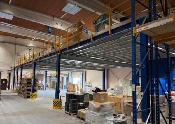 242m2 Stahlbau-Systembühne / Lagerbühne / Mezzanine, Jungheinrich, 800kg/m2, inkl. Aufzug, ca. 10,30m Spannweite – Bild 4