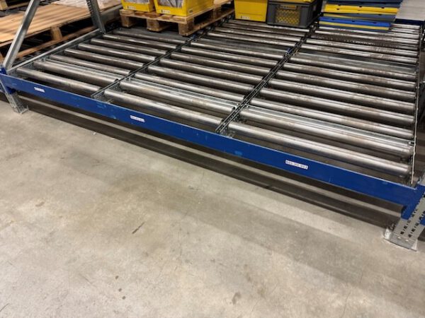 2x 7 Felder Palettendurchlaufregale mit 1 Durchlaufebene für Kisten / Kartons und einer Ablageebene für Paletten, Jungheinrich – Bild 31