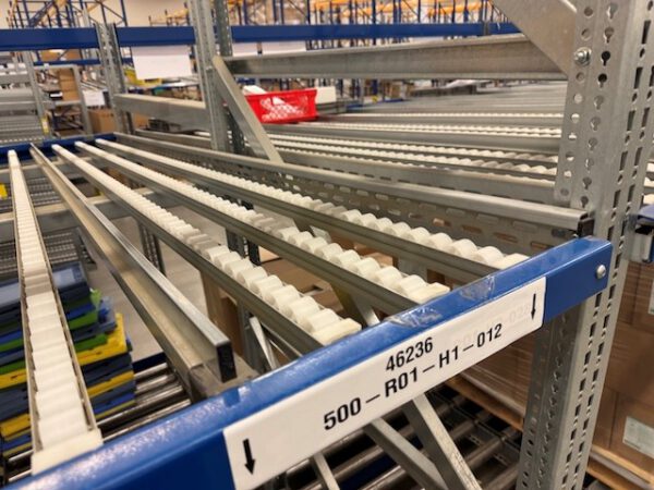 2x 7 Felder Palettendurchlaufregale mit 1 Durchlaufebene für Kisten / Kartons und einer Ablageebene für Paletten, Jungheinrich – Bild 32