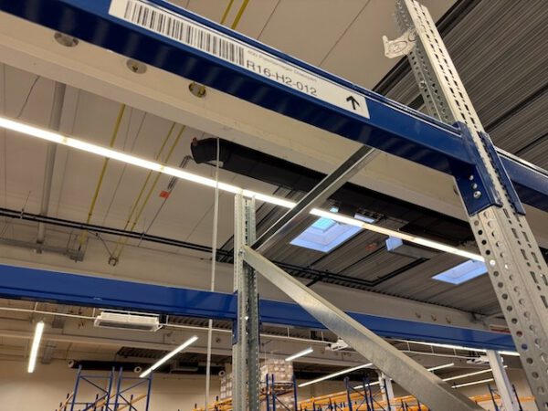 2x 7 Felder Palettendurchlaufregale mit 1 Durchlaufebene für Kisten / Kartons und einer Ablageebene für Paletten, Jungheinrich – Bild 33