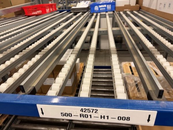 2x 7 Felder Palettendurchlaufregale mit 1 Durchlaufebene für Kisten / Kartons und einer Ablageebene für Paletten, Jungheinrich – Bild 34