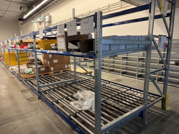 2x 7 Felder Palettendurchlaufregale mit 1 Durchlaufebene für Kisten / Kartons und einer Ablageebene für Paletten, Jungheinrich – Bild 37